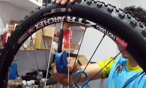 Tubelizado de rueda - Inflar la rueda para talonar la cubierta