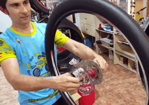 Tubelizado de rueda - Girar tras colocar líquido sellante