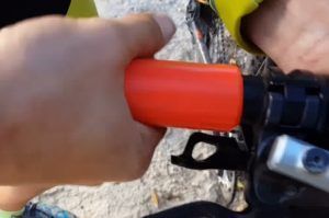 Cómo colocar los puños de la bicicleta por presión con la mano