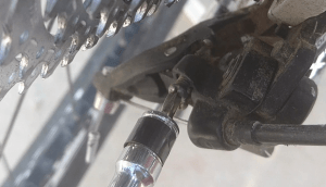 Regular y ajustar el cambio trasero de la bicicleta