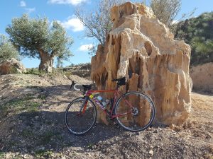 Formación geológica de piedra con formas peculiares en la Churleta Fotuna por Comunidad Biker MTB
