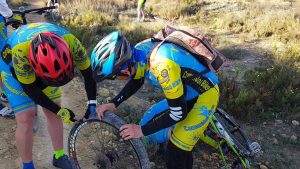 Arreglando pinchazo de rueda de bicicleta en los montes de la Ribera de Molina